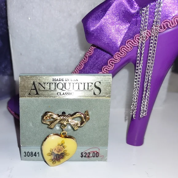 Classic Enamel Heart w/ Vintage Floral on Locket Dangling Gold Bow Brooch - Picture 3 of 11